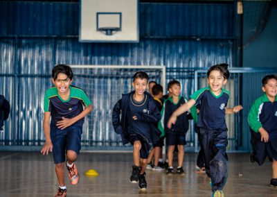 MENINOS CORRENDO NA QUADRA